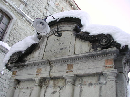 Piazza marconi Fontana in calcestruzzo interne