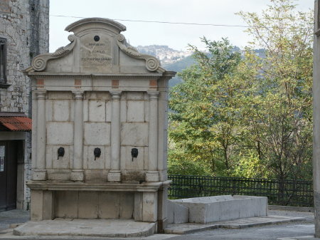 Piazza marconi Fontana in calcestruzzo interne