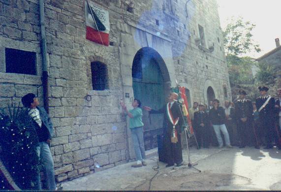 Scopritura della lapide