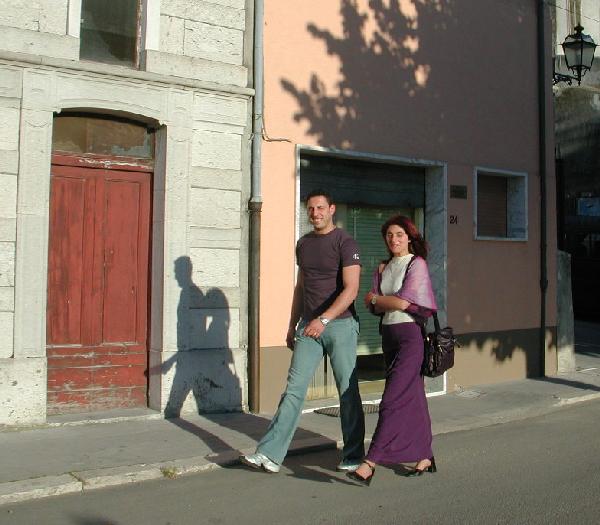 Giovani fidanzati a passeggio