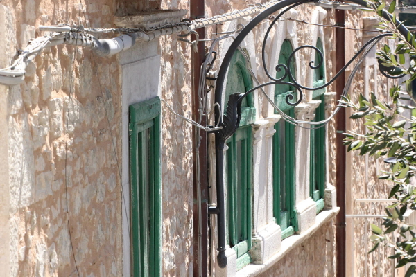 La trifora in Via Verdi